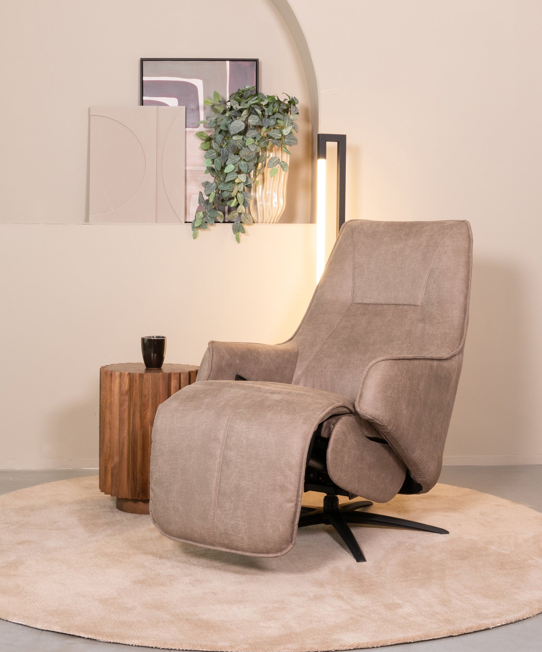 Elektrisch verstelbare relaxfauteuil in verstelbare positie in een microleder lever kleur