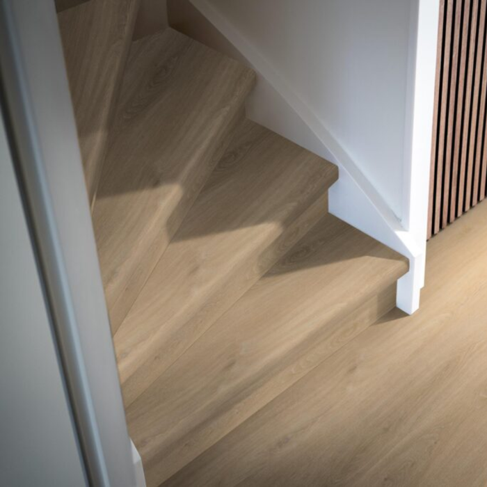 Traprenovatie met PVC overzettreden inclusief leggen