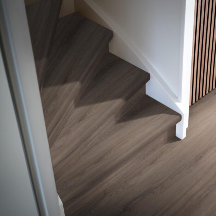 Traprenovatie met PVC overzettreden inclusief leggen