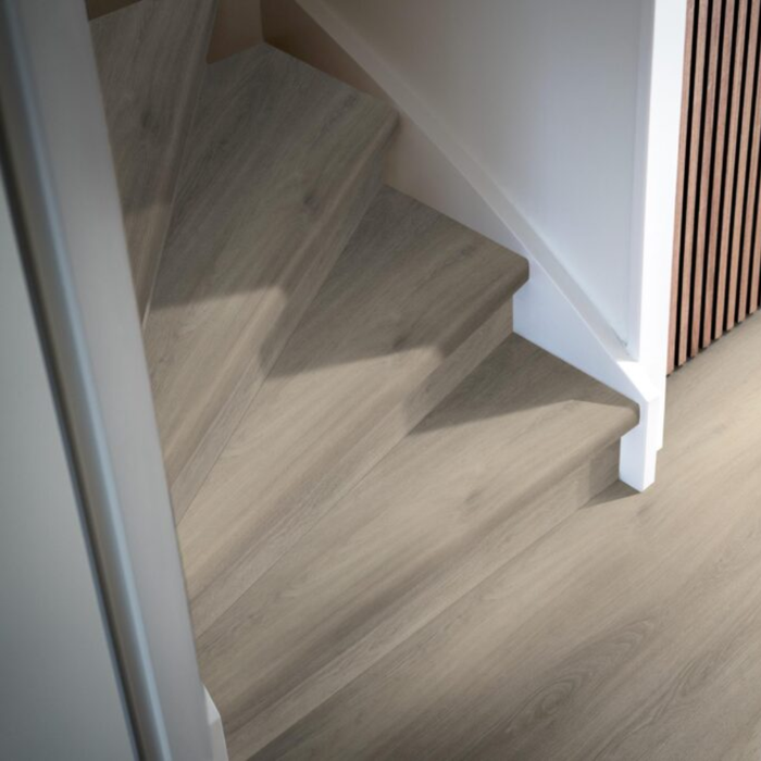 Traprenovatie met PVC overzettreden inclusief leggen
