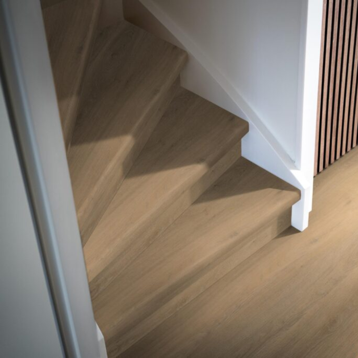 Traprenovatie met PVC overzettreden inclusief leggen