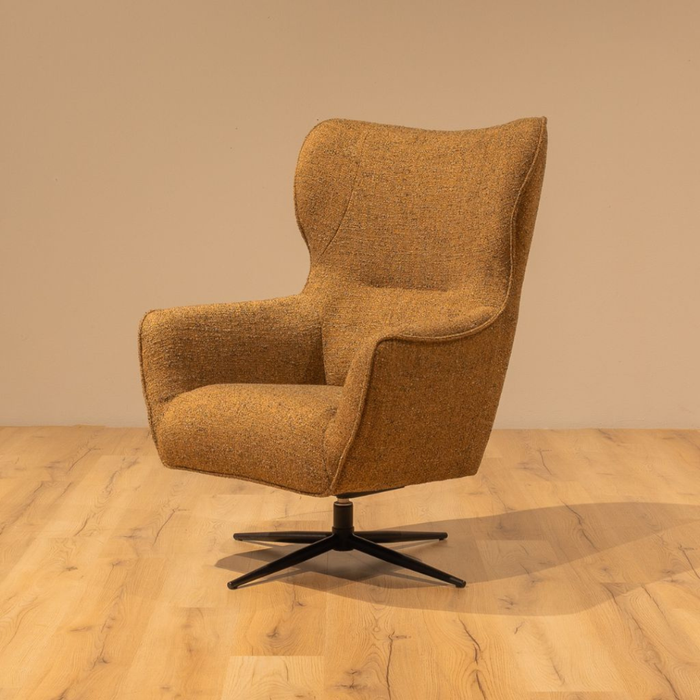 Zijkant van oorfauteuil Thomas in burned orange bekleding met zwarte draaipoot