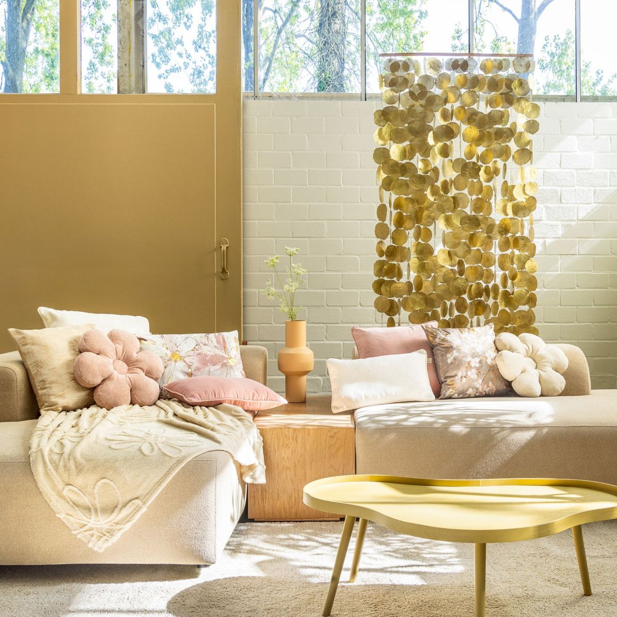 SFEERFOTO HOMEPAGINA VOORJAARSCOLLECTIE BANKEN SIERKUSSENS SALONTAFEL WOONACCESSOIRES SEINEN NIEUWLEUSEN ROZE EN BEIGE TINTEN