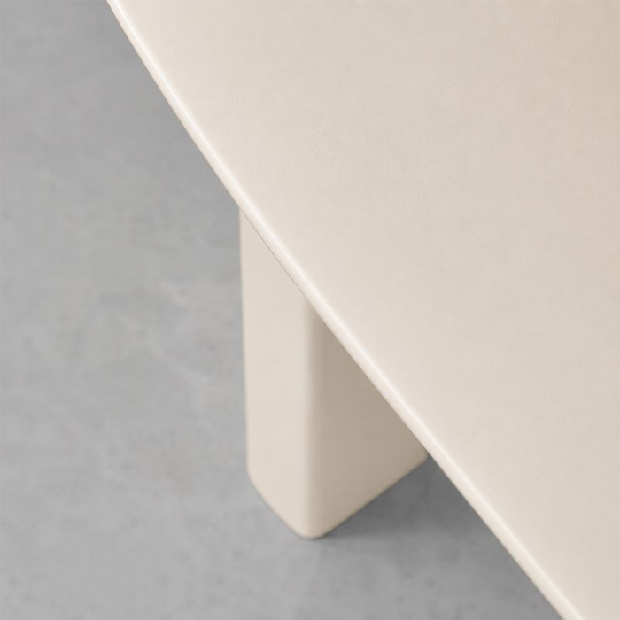Detail van de half ovale vorm van Side Table Wow Japandi