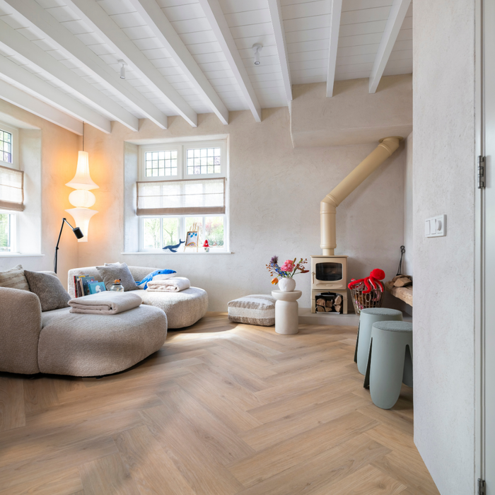Sfeerfoto rustige woonkamer PVC vloer Chapelle Visgraat XL bij Seinen Nieuwleusen