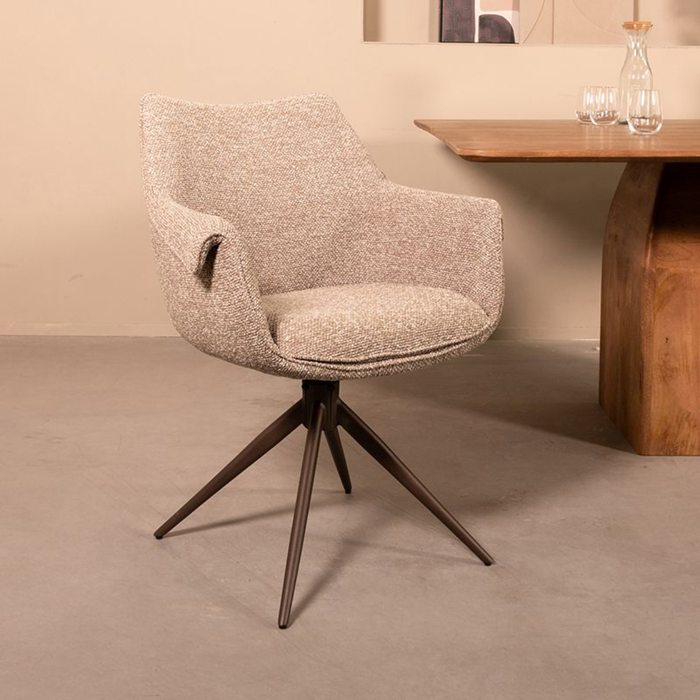 Sfeerafbeelding eetkamerstoel Narumi van LABEL51 in Mushroom Royal Boucle met brons metalen onderstel bij Seinen Nieuwleusen