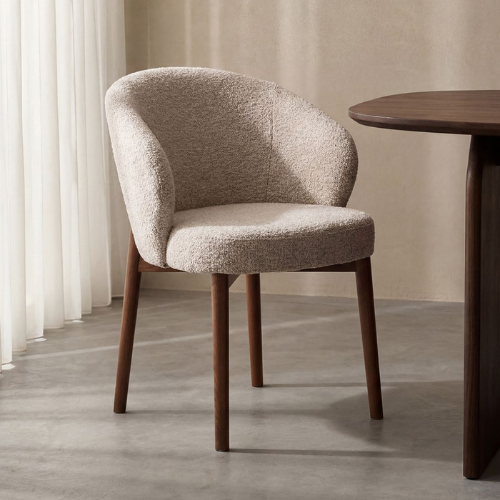 Sfeerafbeelding eetkamerstoel Sakiko van LABEL51 in Beige Superb met walnoot eikenhouten onderstel bij Seinen Nieuwleusen