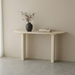 Side Table Wow Japandi tegen de muur geplaatst met decoratie erop