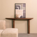 Side Table Wow tegen de muur geplaatst met schilderij erboven
