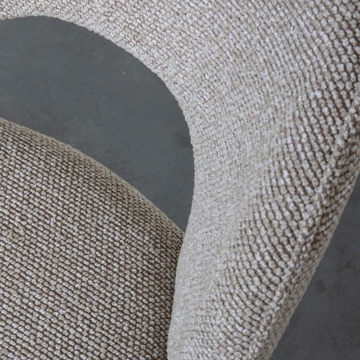 Close up stof eetkamerstoel Sakura van LABEL51 in Mushroom Royal Boucle met brons metalen onderstel bij Seinen Nieuwleusen